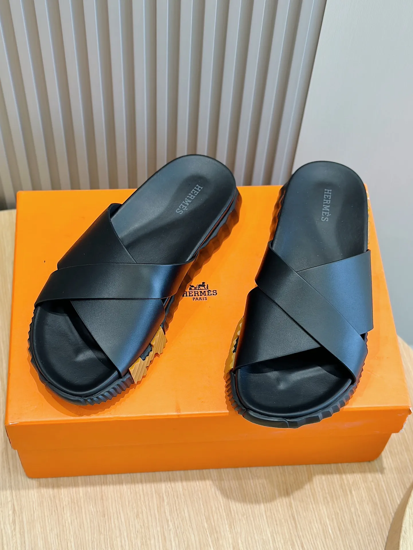 [HERMÈS] Top men's shoes 💰: 340💰 Size: 39-44 (38.45 46 custom-made) Herme*H Home Hermès Men's Sandals and Slippers - Original Replica Purchase the original version and make it one to one, the outsole is privately modeled, and the outsole color corresponding to each color is the same as the original version. Come to those who know the stuff 💪 The ultra-light soles are designed in contrasting colors, and they feel so comfortable on your feet! Calfskin, cowhide feet, private mold outsole.